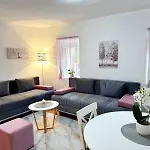 Old Town Apartment *