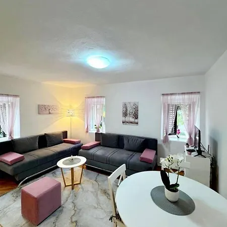 Old Town Apartment *