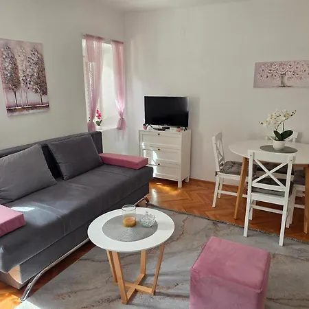 Old Town Apartment *