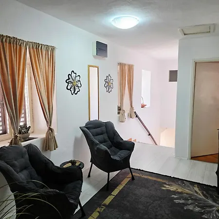 Old Town Apartment *